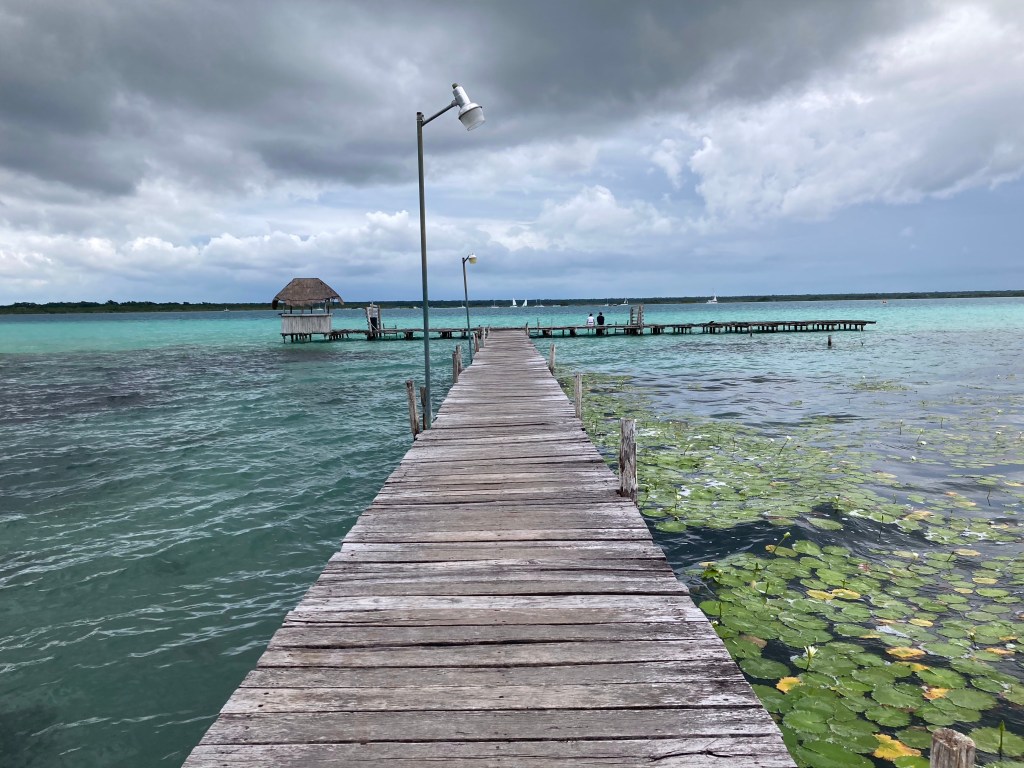 Houten pier in de Laguna Bacalar.