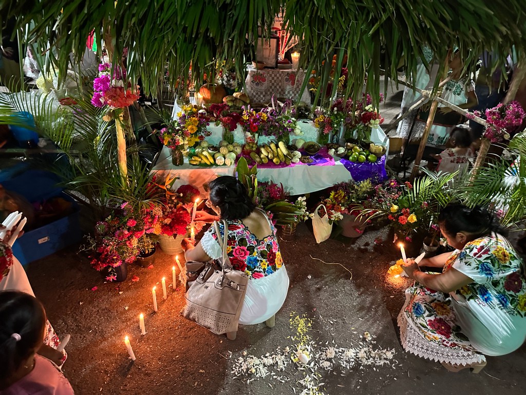 Overvloedig gedecoreerd stalletje met vrouw in traditionele klederdracht. 