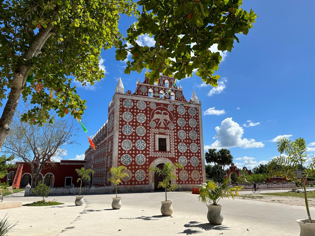Voorgevel van kerk van Uayma: rood met blauw-witte rosettas. 