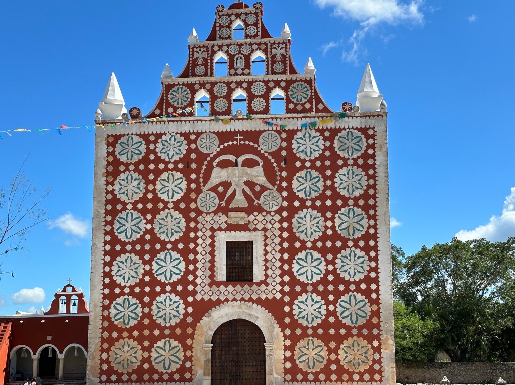 Close-up van voorgevel van kerk van Uayma: rosettas en tweekoppige adelaar. 