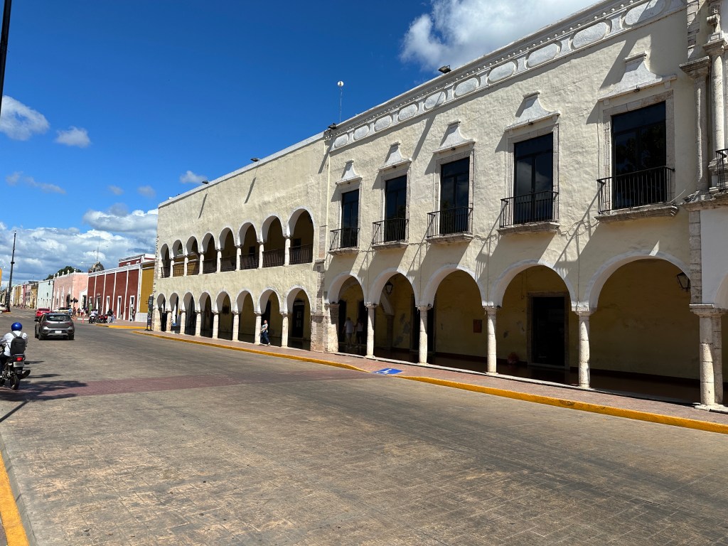 Koloniaal lang huis met bogen op gelijkvloers en eerste verdieping. 
