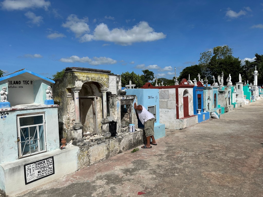 Rij grafkapelletjes op Espita-kerkhof. 