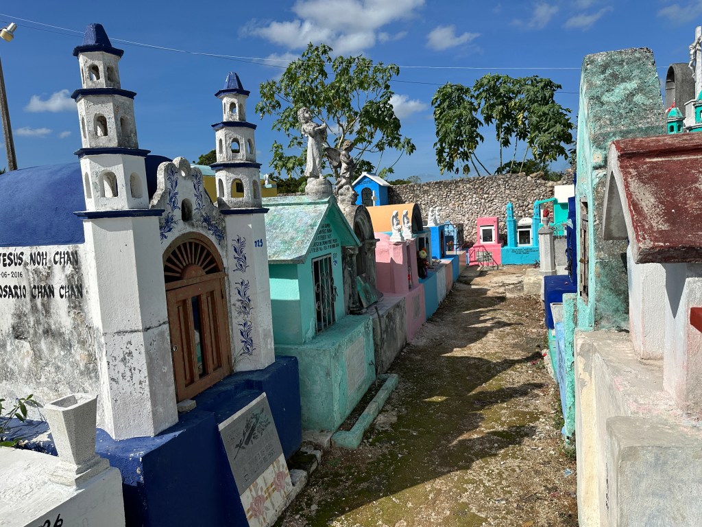 Straatje van grafkapellen op Espita-kerkhof. 