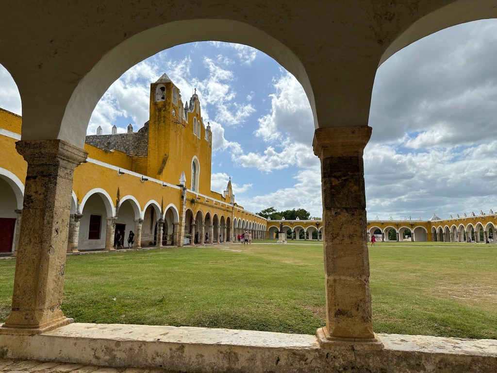 Okergele Convento de San Antonio de Padua van door één van de bogen van een kloostergang. 