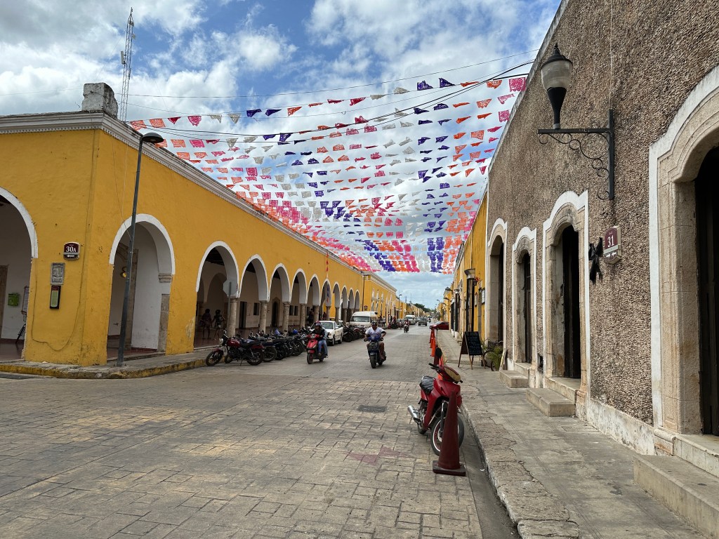 Straat met tientallen rijen vlaggetjes in Izamal. 