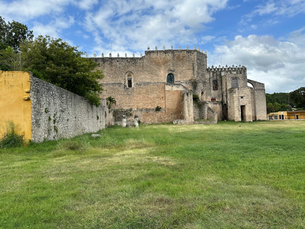 Grasveld met grijze buitenmuren van het Convento de San Antonio de Padua. 