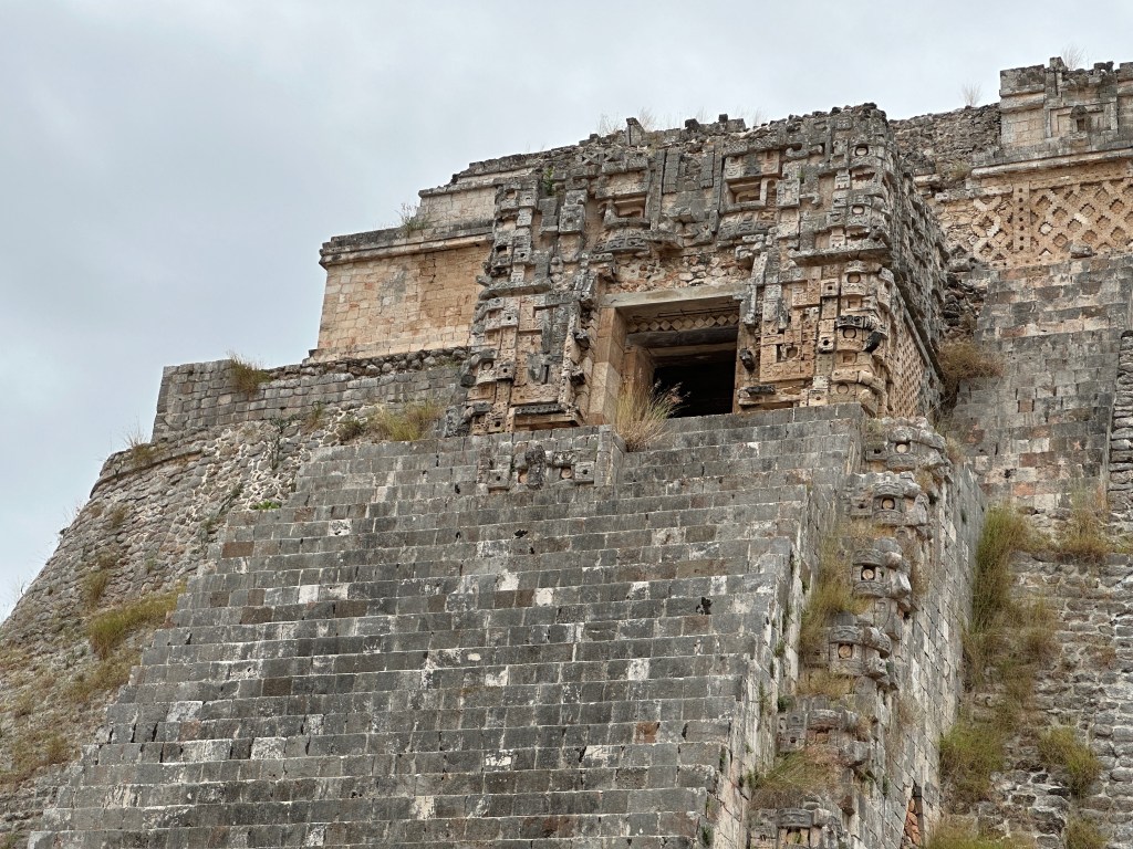Close-up van de ingang bovenaan een trap-piramide. 