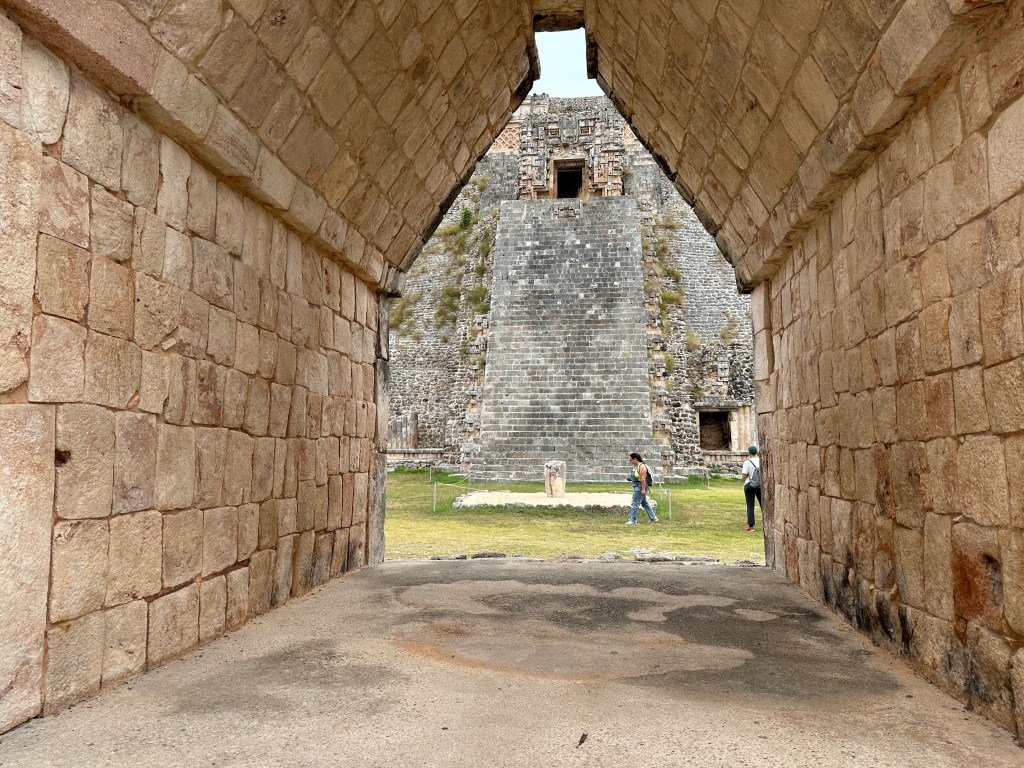 Driehoek-boog in steen met trap-piramide op achtergrond 
