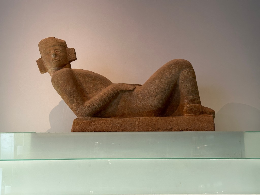 Liggend miniatuur bruin lei-figuurtje in museum van Mérida. 