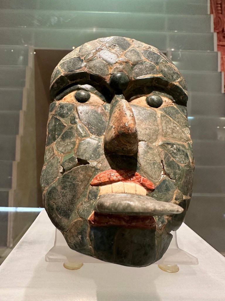Dodenmasker met verschillende stukken jade in het museum van Mérida. 