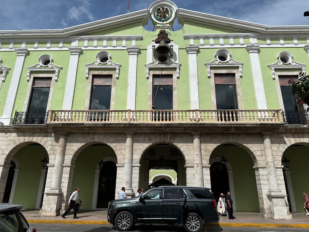 Gevel van het paleis van de gouverneur van Mérida: bogen onderaan, groene bovenverdieping. 