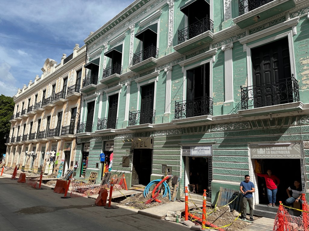 Statige gevels van drie verdiepingen huizen in Mérida. 