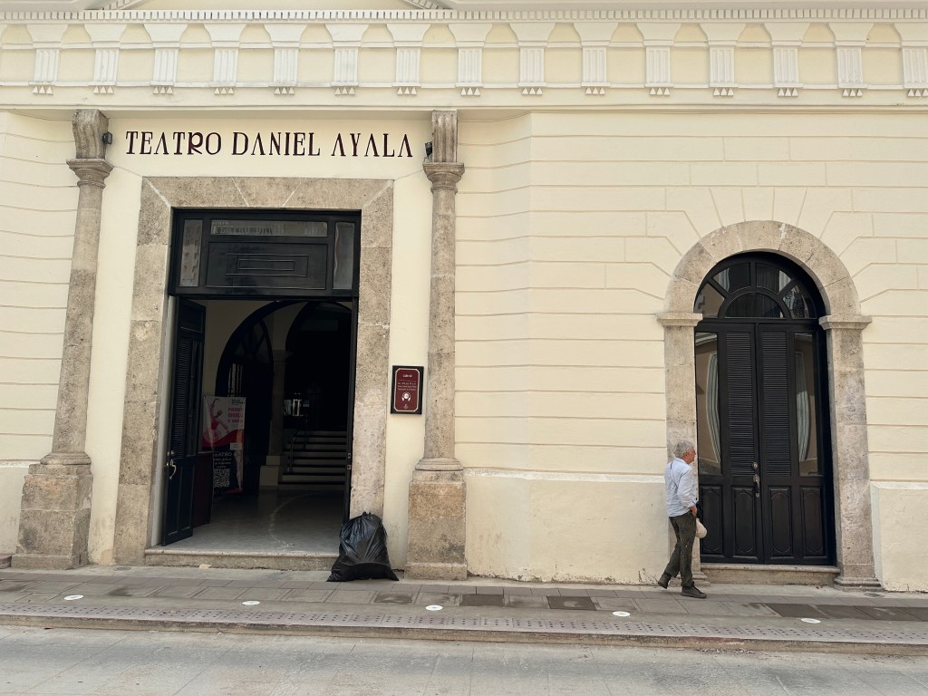Witte gevel met twee ingangen van het theater van Mérida. 