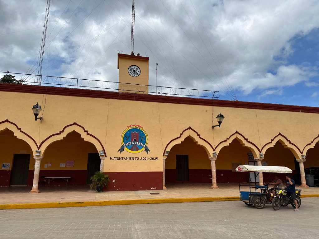 Laag okerbruin gemeentehuis met bogen in Santa Elena. 