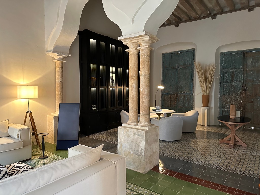 Interieur van Casa Japa met pilaren. 