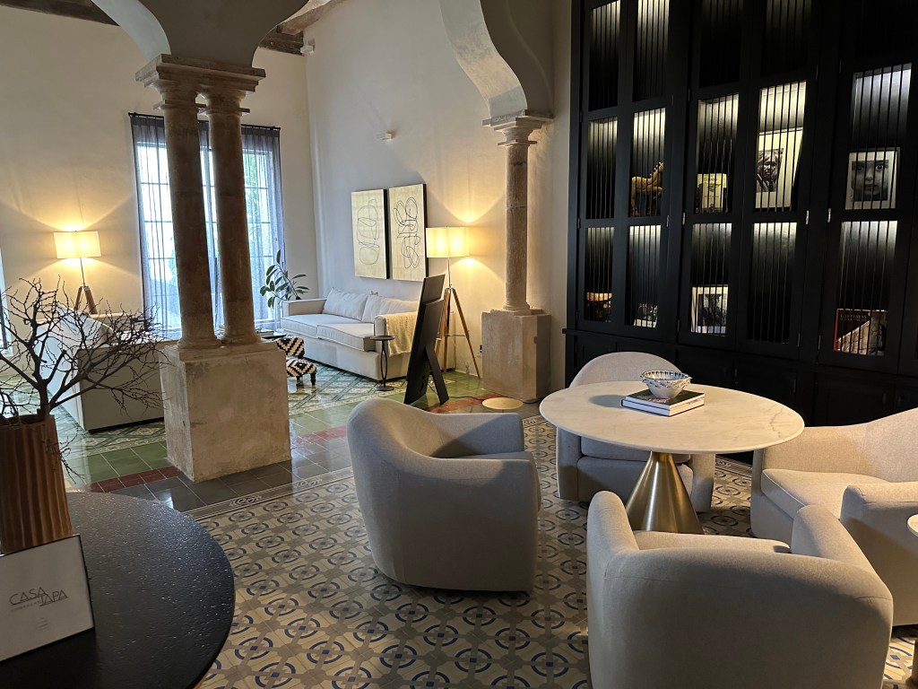 Statig interieur van Casa Japa met zetesl. 