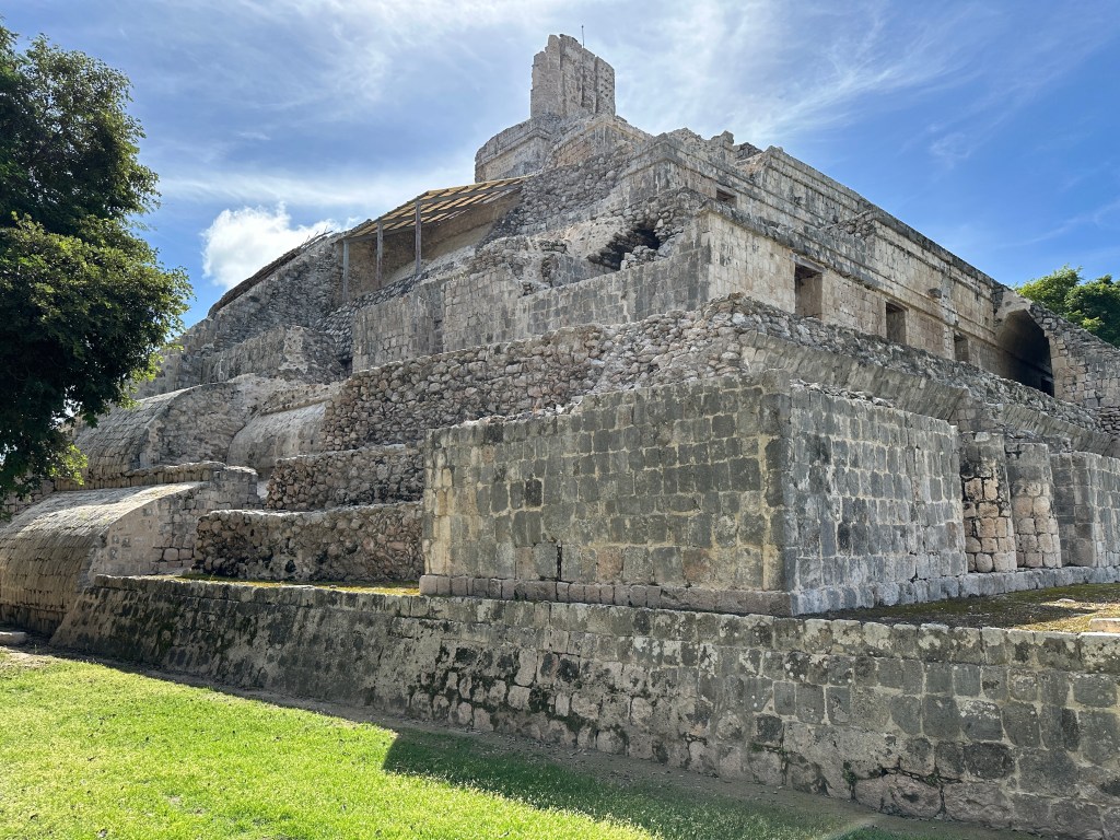 Massieve piramide met vier zijden. 
