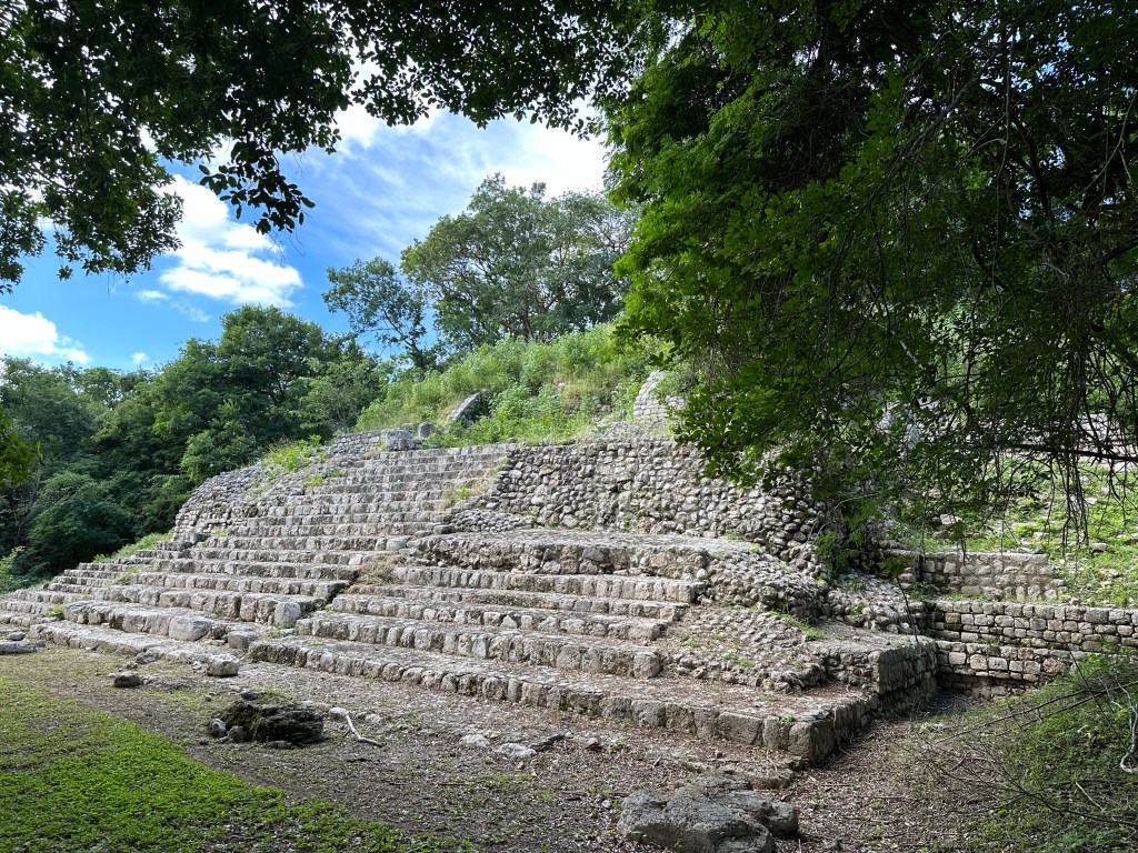 Overgroeide zijde van een piramide. 