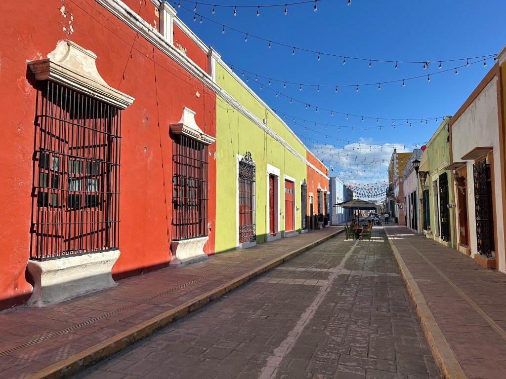 Straat met huizen in felle kleuren in Campeche. 