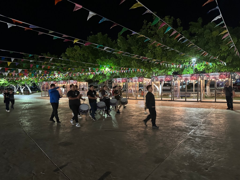Wandelende trommel-spelers in Campeche, ‘s avonds. 