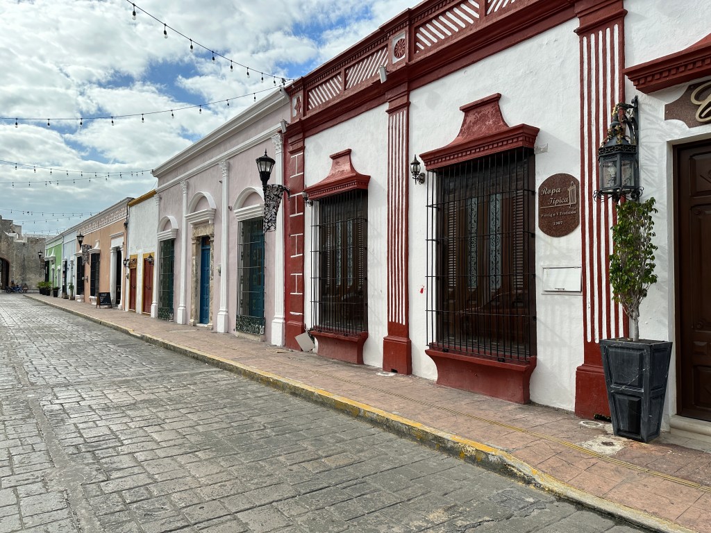 Statige gekleurde huizen in lege straat in Campeche. 
