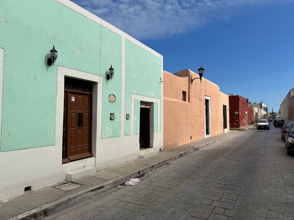 Lichtgroen huis naast bruin geverfd huis in Campeche. 