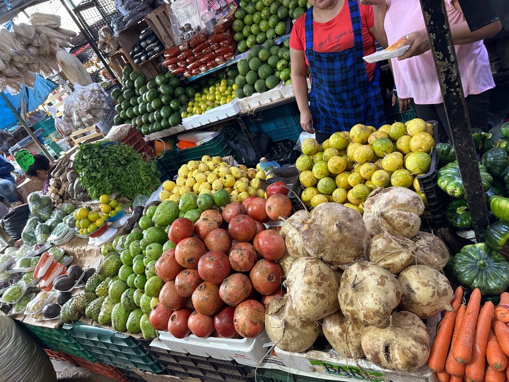 Allerlei knollen vruchten op de markt van Campeche. 