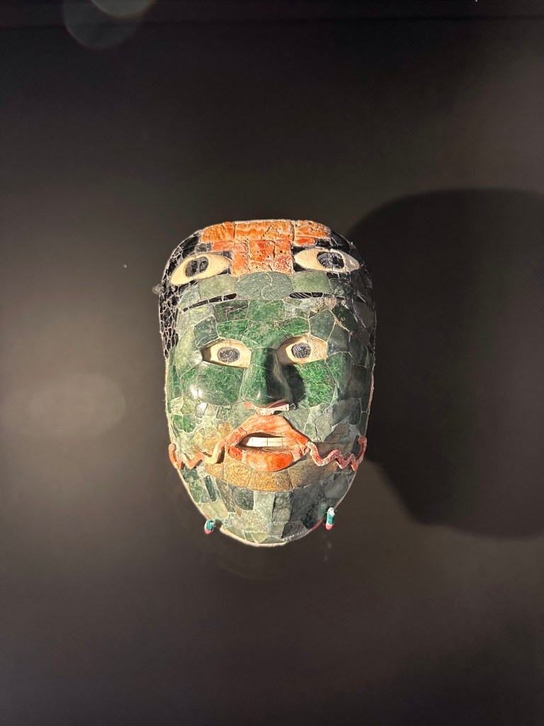 Jade masker: groen met oranje toetsen. 