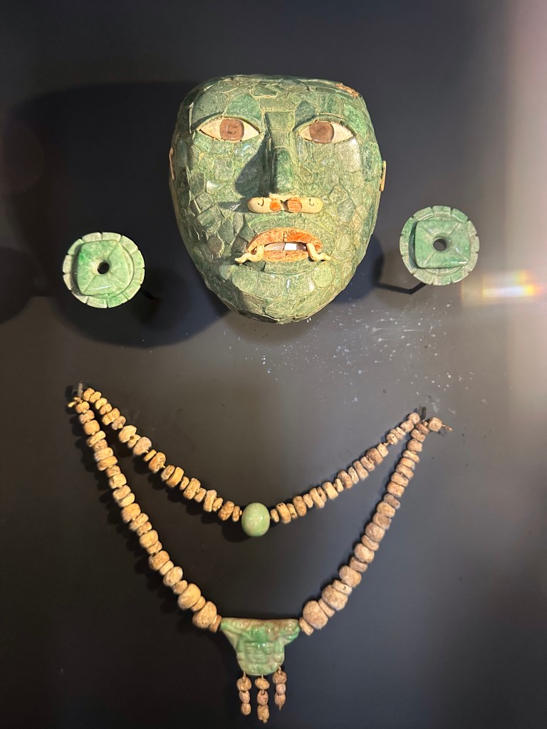 Groen jade masker met bijhorende versierselen (halsband). 