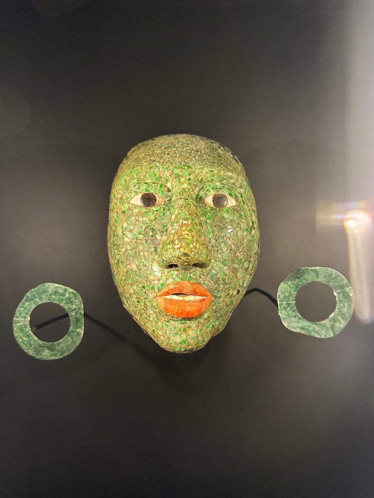 Jade masker met kleine brokstukjes jade gemaakt. 