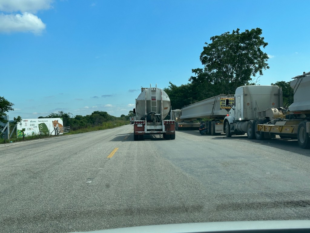 Zwaar verkeer op route 186 in Yucatán