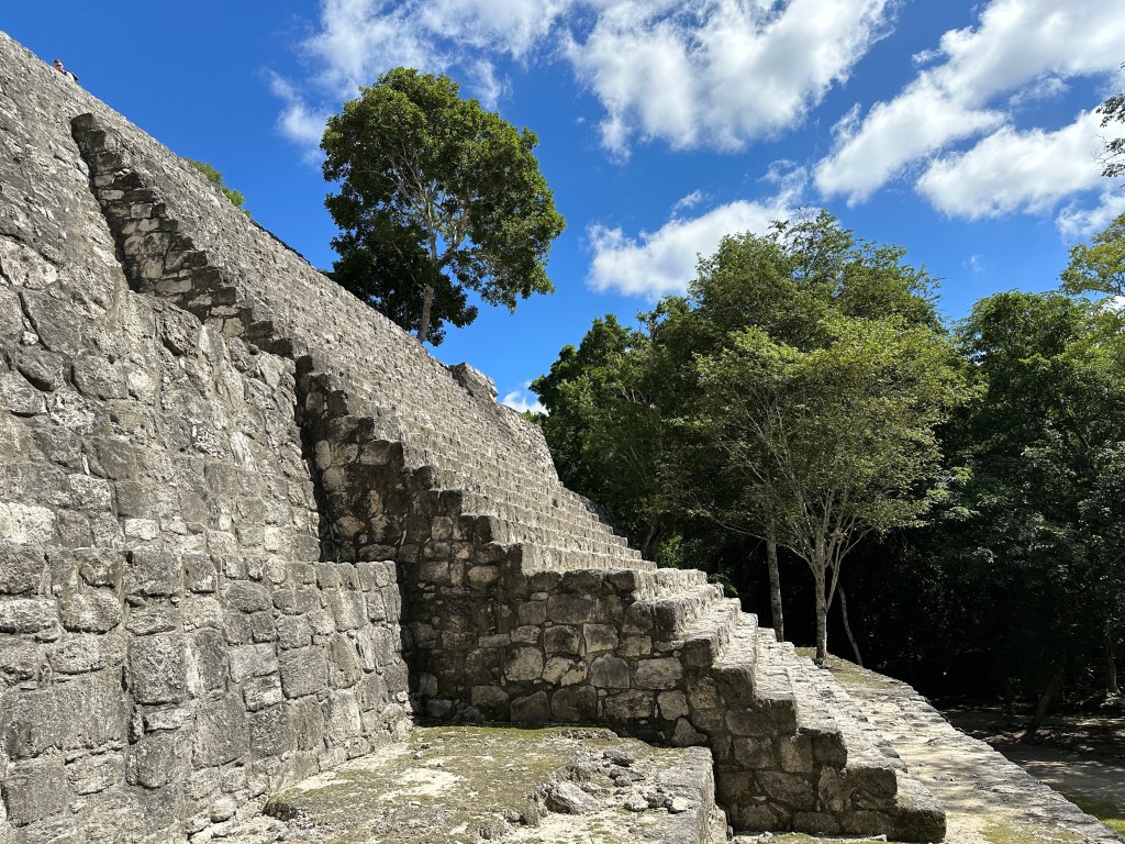 Stijle trappen van piramide in Calakmul naast bomen 