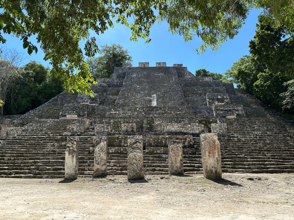 Calakmul: tempel met vijf rechtopstaande halfhoge stenen er voor