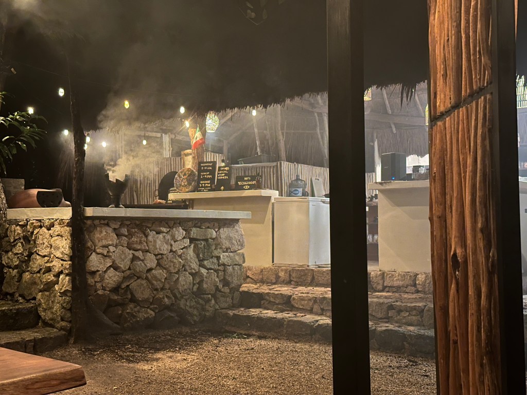 Wierookdampen in open-lucht keuken van Kapok Bacalar