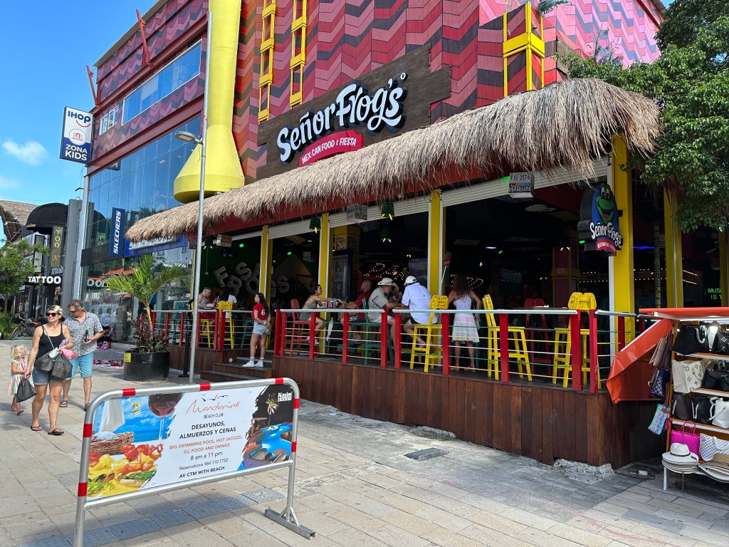 Restaurant met veelkleurig reclamebord in Playa del Carmen