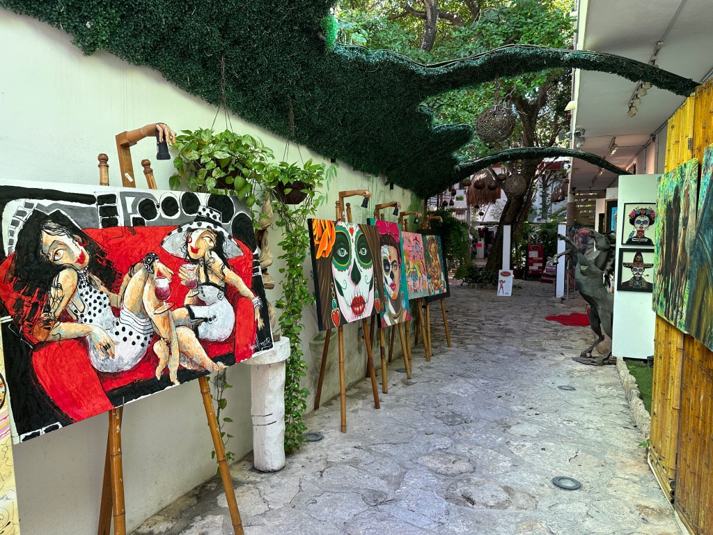 Gang met schilderijen in felle kleuren in Playa del Carmen