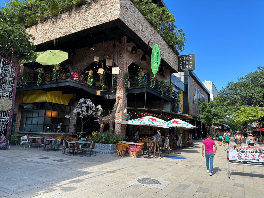Groot restaurant op hoek van voetgangerszone in Playa del Carmen