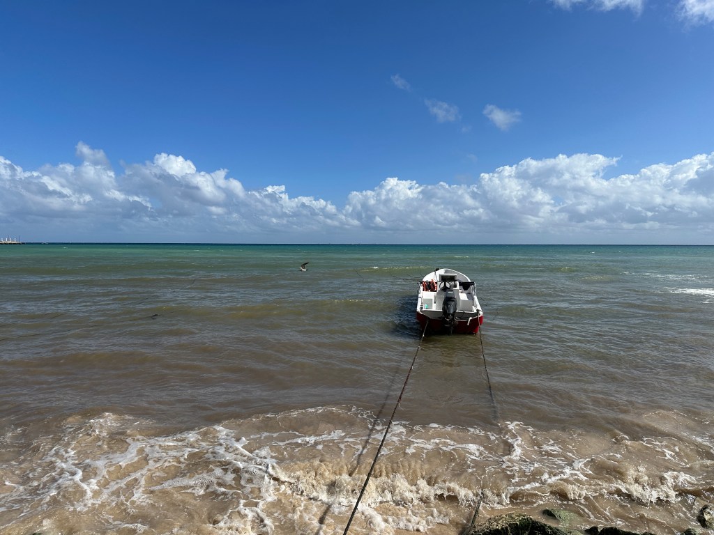 Eenzaam bootje op zee in Playa del Carmen