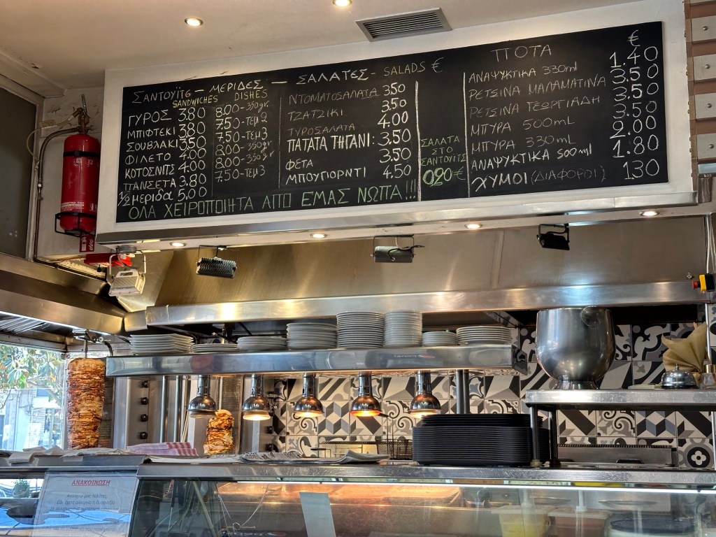 Chalkidona: snackbar met bord met namen van gerechten in Grieks schrift