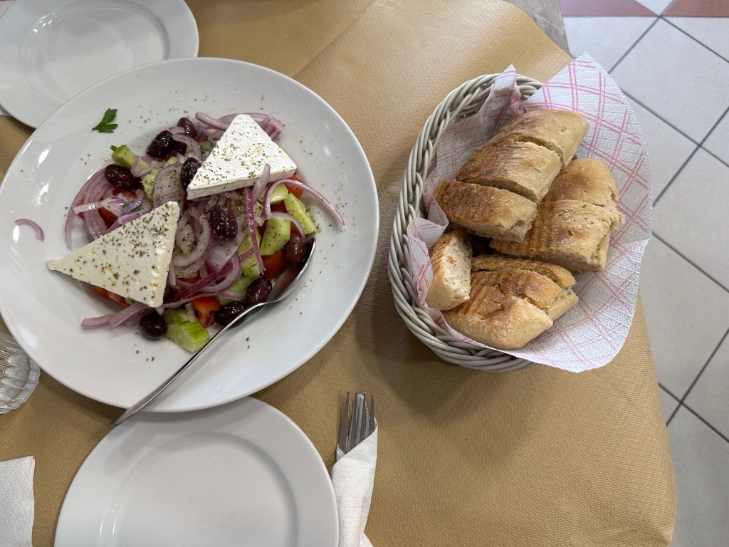 Chalkidona:: bordjes met Griekse salade met feta en brood. 