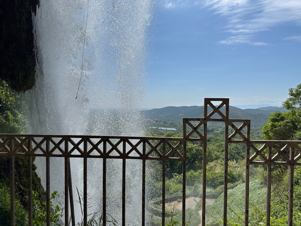 Ijzeren hek en landschap van achter de waterval van Edessa