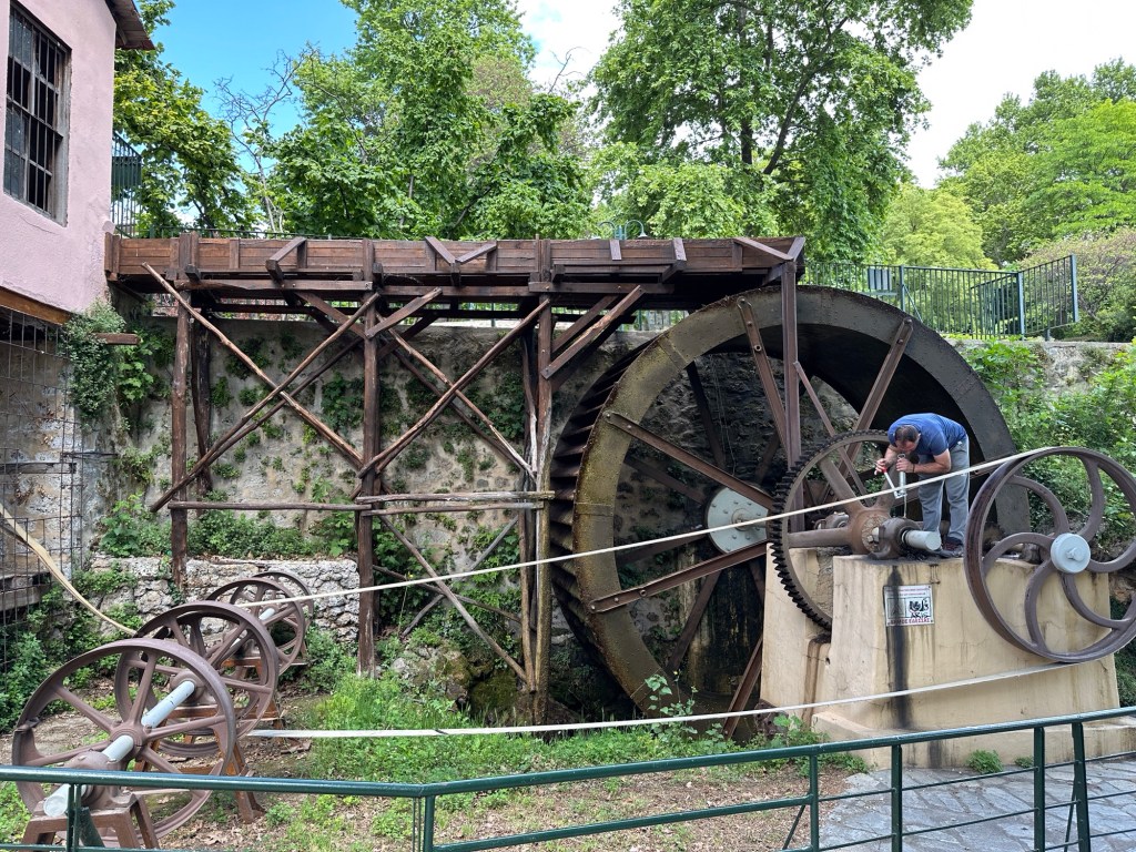 Technieker werkt aan het oude waterrad in Edessa
