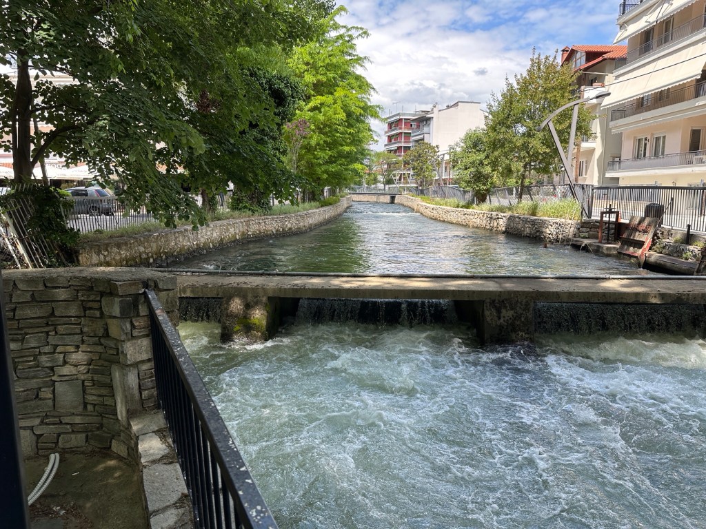 Rivier met stroomverrsnelling in het centrum van Edessa