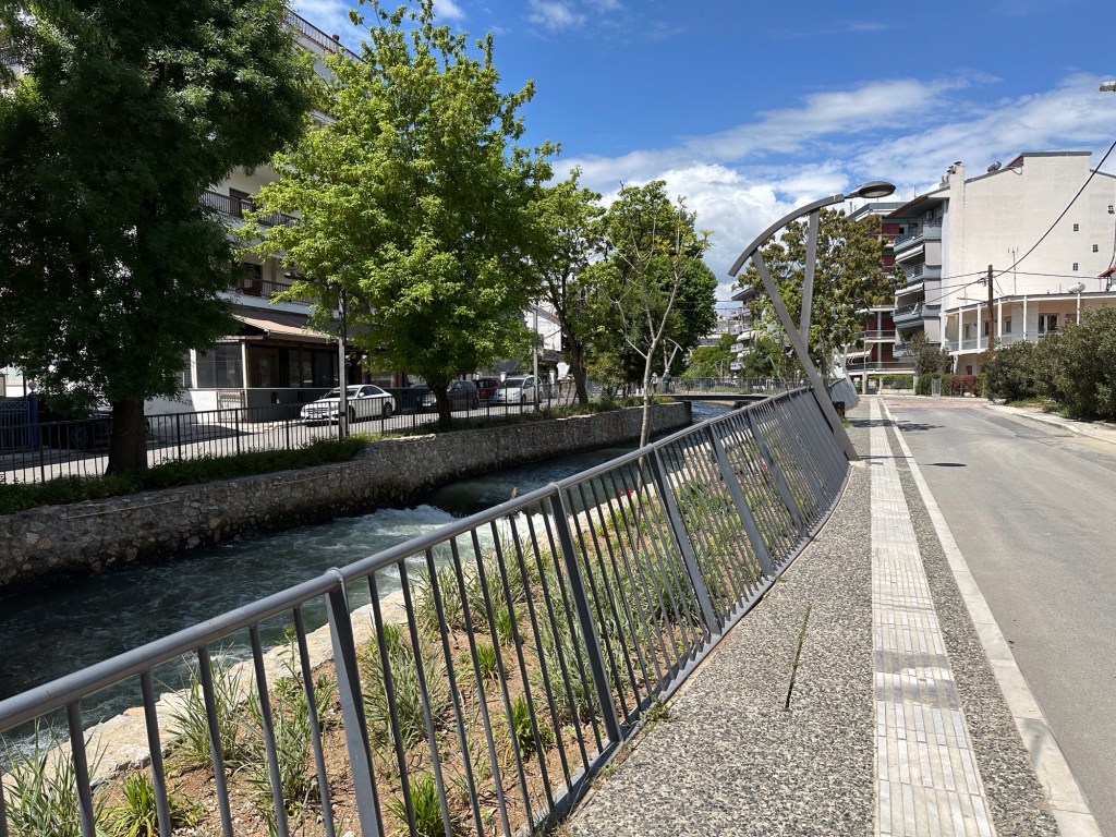 Schuine leuning aan rivier in Edessa
