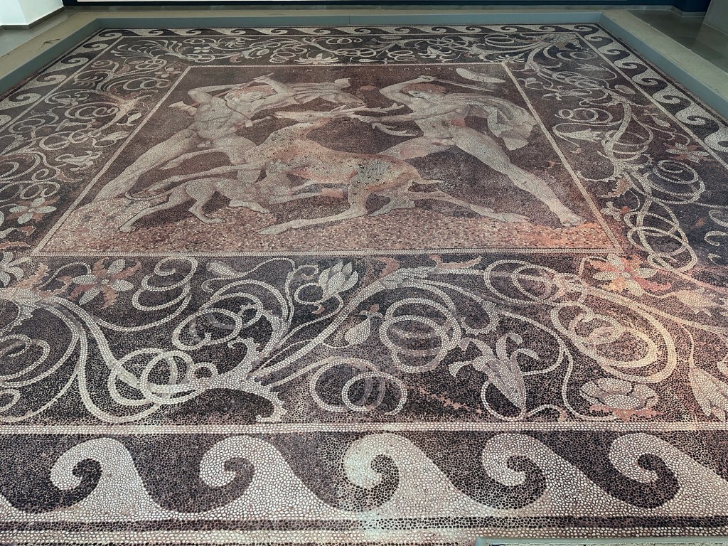 Mozaïek van naakte, vechtende figuren in Pella, archeologisch museum