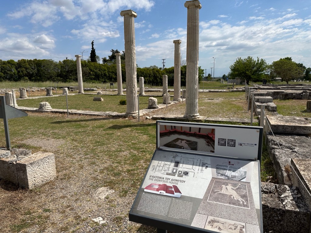 Pella, archeologische site in open lucht: rechtop staande zuilen 