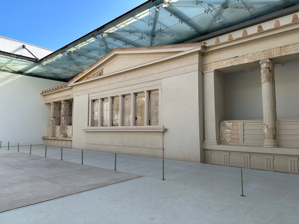 Binnen in het Polycentric museum Aigai: nagebouwde tempel onder glazen dak