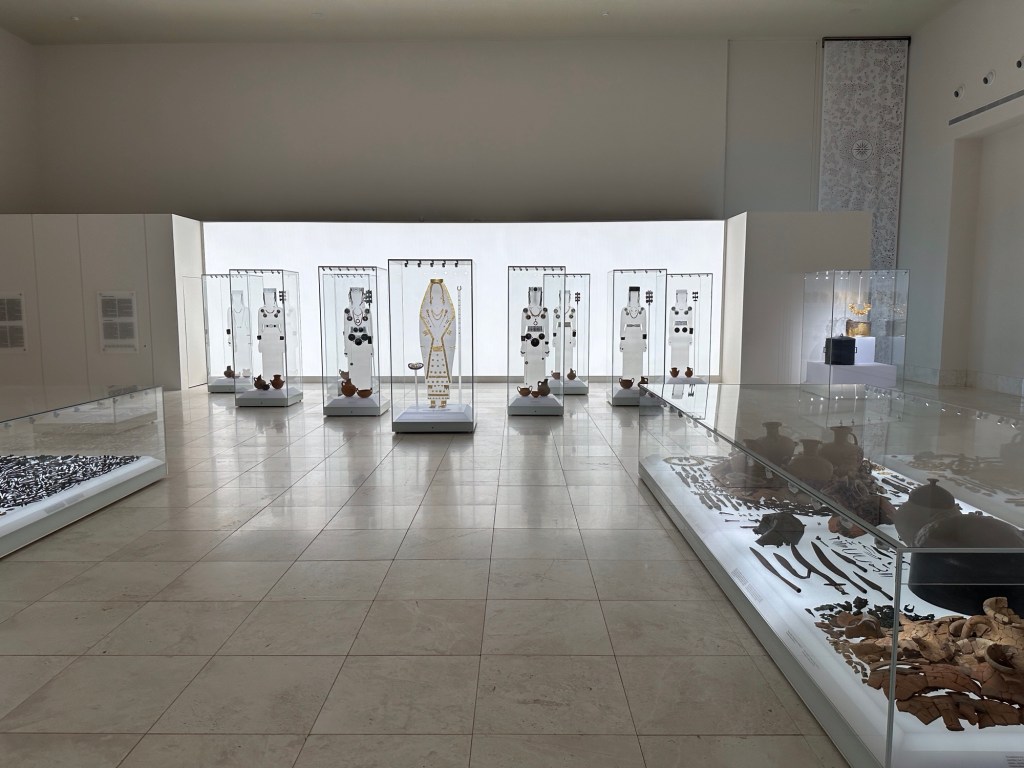 Polycentric museum Aigai: verlichte kledingstukken en sierraden op mannequins