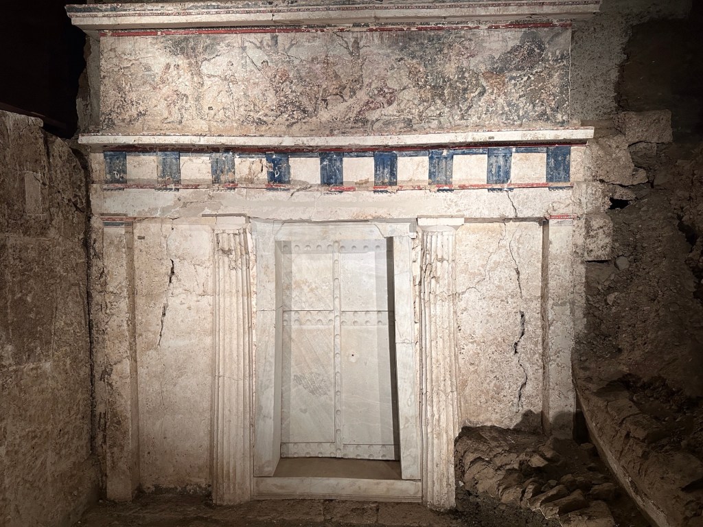 Koningsgraven, Aegae: ondergrondse grafingang met fries