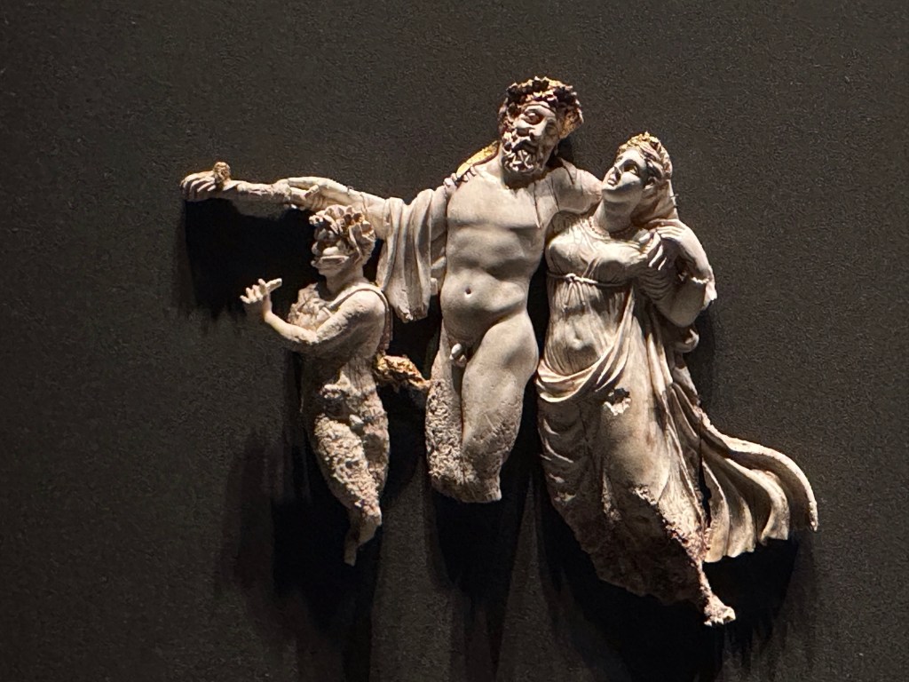 Koningsgraven, Aegae: beeldengroep met drie personen